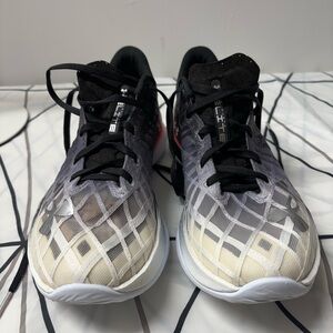 Under Armour Black and White Athletic Shoe unisex Man 6,5 and Women Size 8